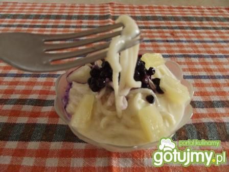 Makaron z serkiem, ananasem i jagodam