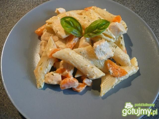 Makaron z serkiem i kurczakiem na ostro