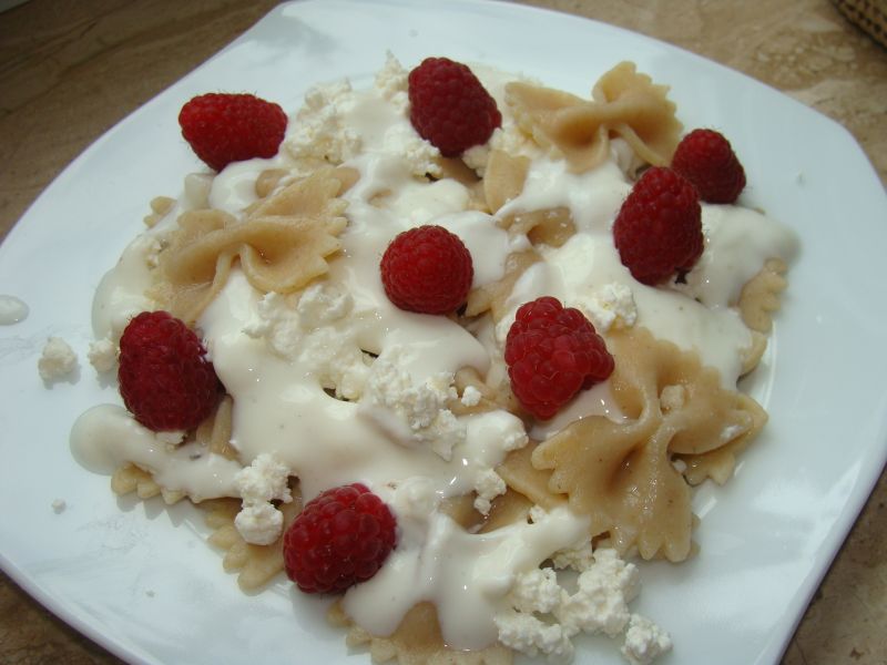 Makaron z serkiem i malinami Makaron z serkiem i malinami