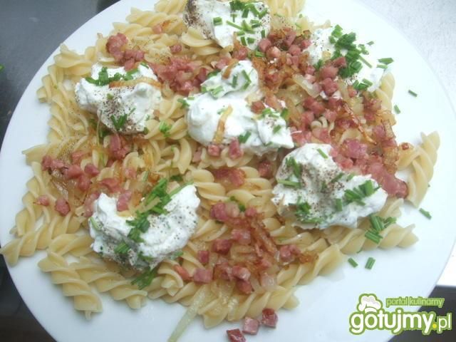 Makaron  z serkiem  i skwarkami Dorci