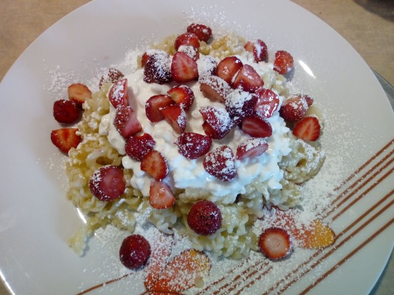 Makaron z serkiem i truskawkami