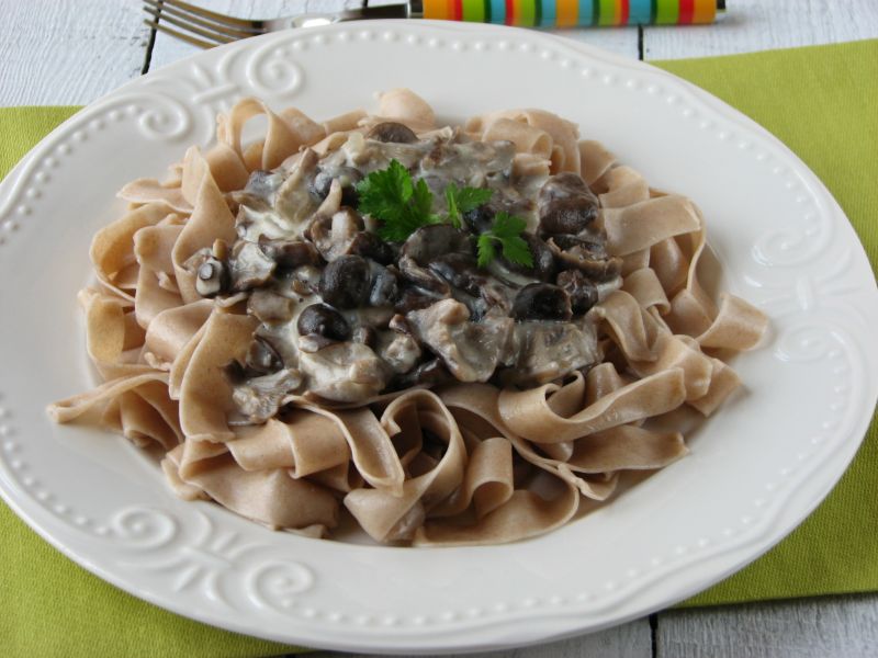 Makaron z serowym sosem z opieńkami 