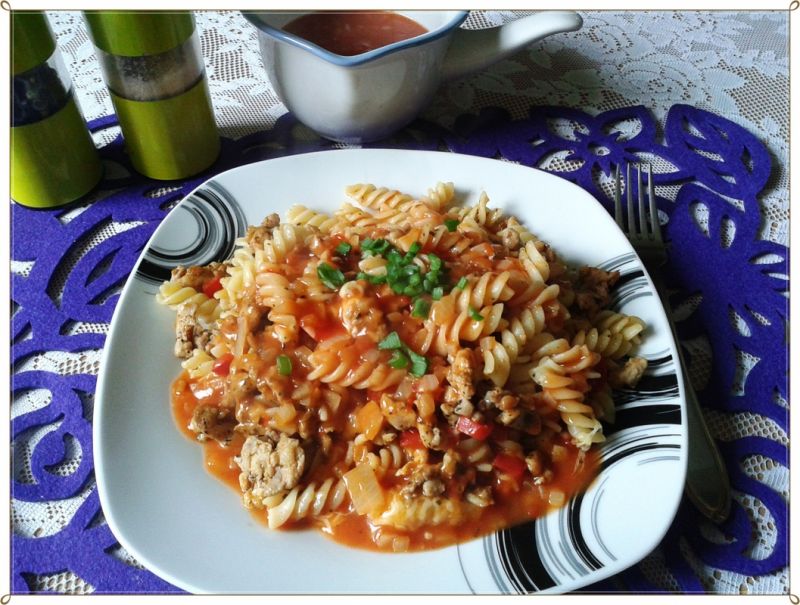 Makaron z siekanym udkiem  i ostrym sosem Makaron z siekanym udkiem  i ostrym sosem