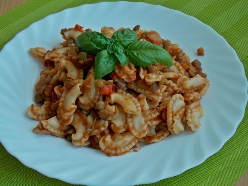 Makaron z soczewicą