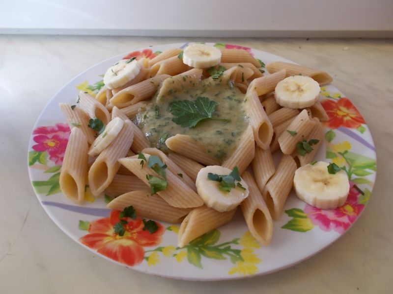 Makaron z sosem bananowo - pietruszkowym 
