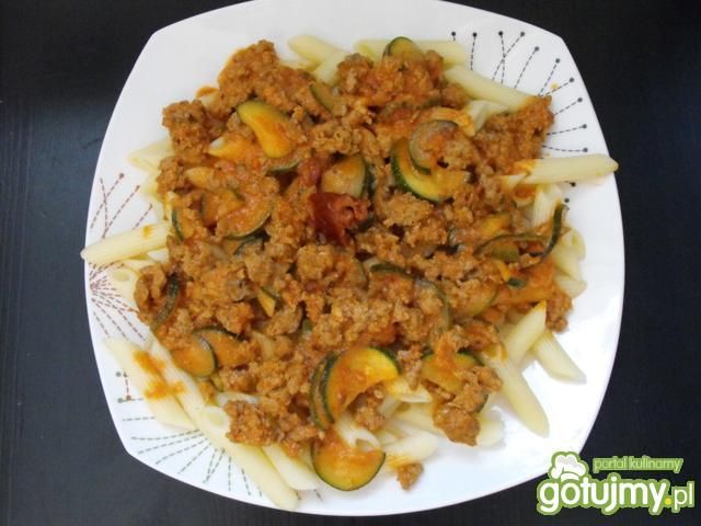 Makaron z sosem bolognese i cukinią