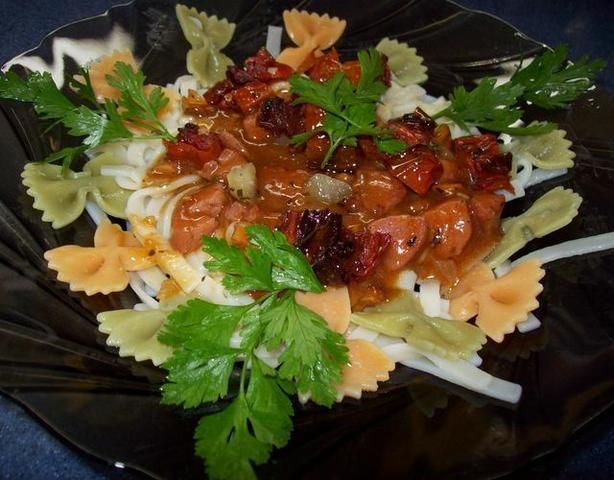 Makaron z sosem bolonez z kiełbasą i sus