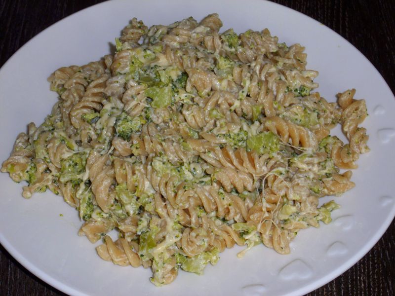 Makaron z sosem brokułowym