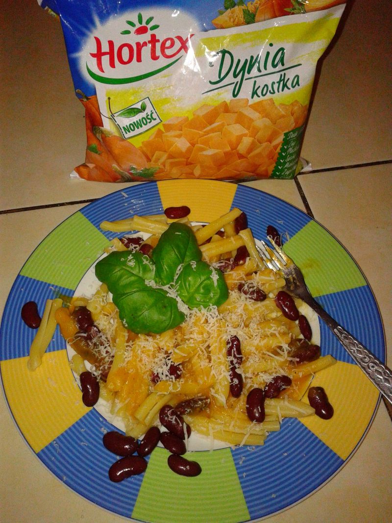 Makaron z sosem dyniowym  i czerwoną fasolą Makaron z sosem dyniowym  i czerwoną fasolą