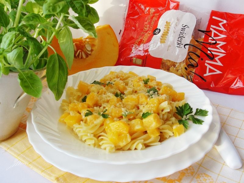 Makaron z sosem dyniowym i parmezanem Makaron z sosem dyniowym i parmezanem