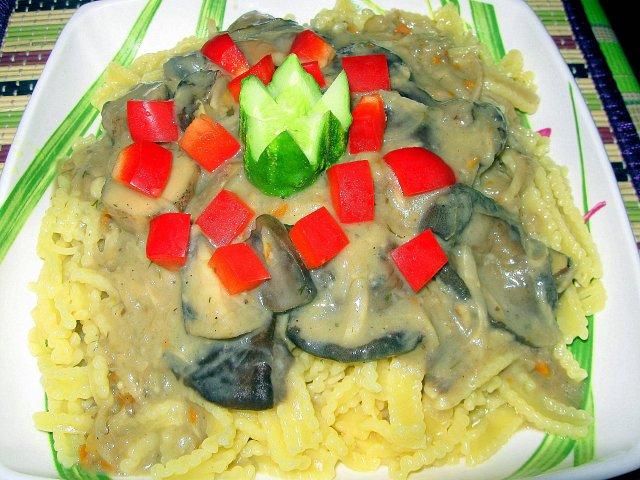 Makaron z sosem grzybowo – jarzynowym