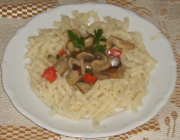 Makaron z sosem grzybowym Makaron z sosem grzybowym