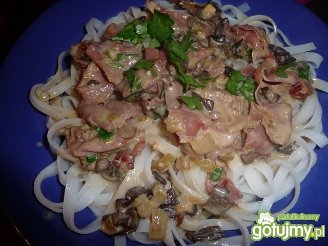 Makaron z sosem grzybowym i szynką