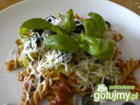 Makaron z sosem i cukinią. Makaron z sosem i cukinią.