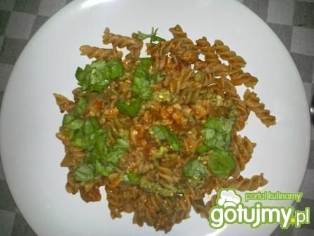 Makaron z sosem i mięsem.