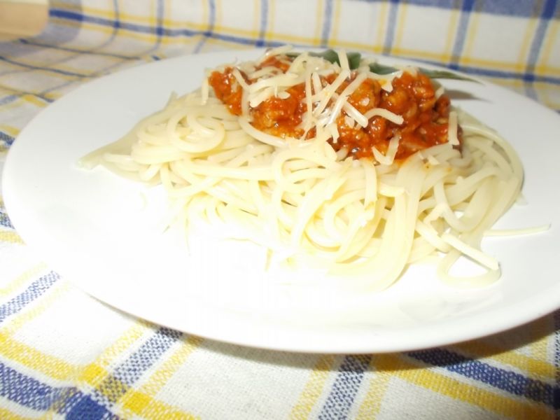 Makaron z sosem i mięsem