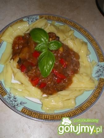 Makaron z sosem i pieczarkami. Makaron z sosem i pieczarkami.