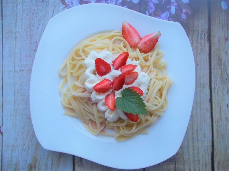 Makaron z sosem i truskawkami