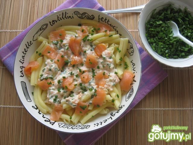 Makaron z sosem i wędzonym łososiem