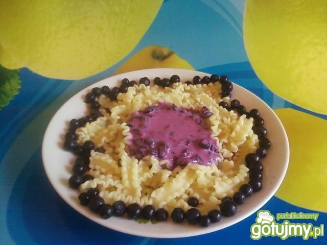 Makaron z sosem jagodowym.