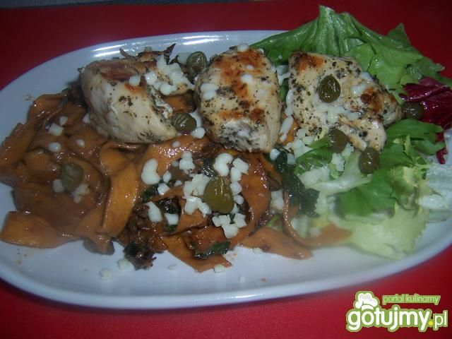 Makaron z sosem kaparowo-pomidorowym 