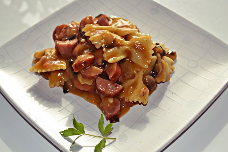 Makaron z sosem kiełbasianym