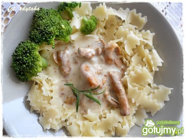 Makaron z sosem kurkowym i brokułem