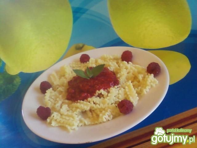 Makaron z sosem malinowym. Makaron z sosem malinowym.