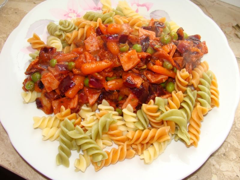 Makaron z sosem marchwią i groszkiem  Makaron z sosem marchwią i groszkiem