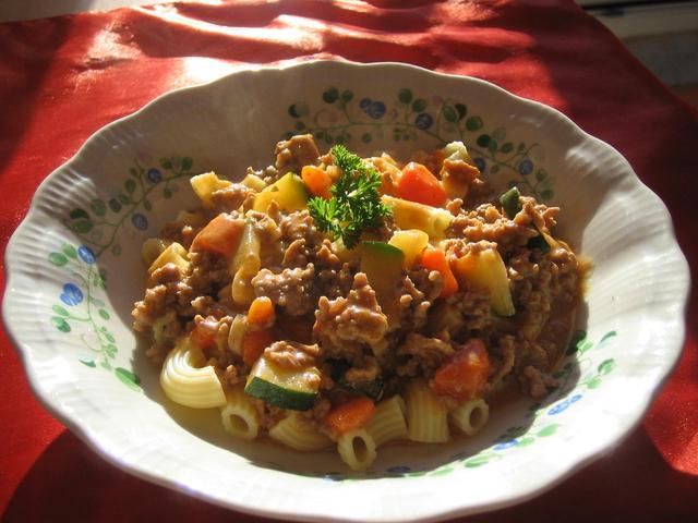 Makaron z sosem miesno-jarzynowym Makaron z sosem miesno-jarzynowym