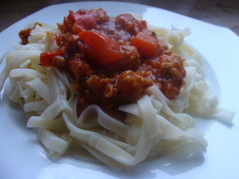 Makaron z sosem mięsno paprykowym