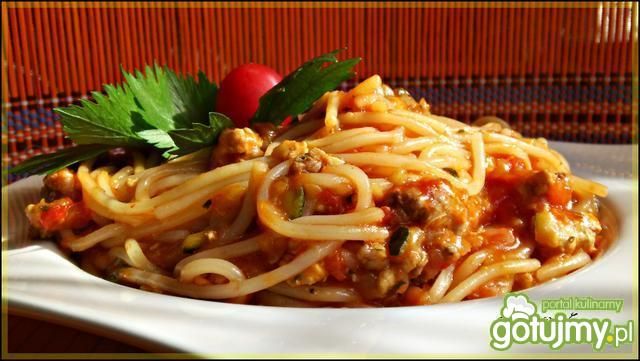 Makaron z sosem mięsno warzywnym