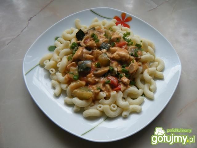 Makaron z sosem mięsno-warzywnym 