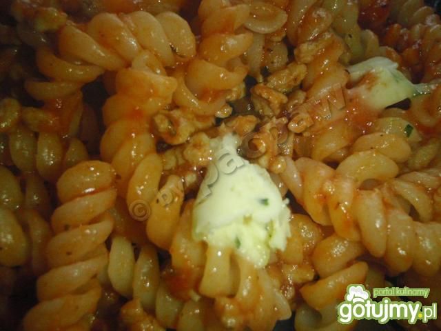 Makaron z sosem mięsnym i masłem 