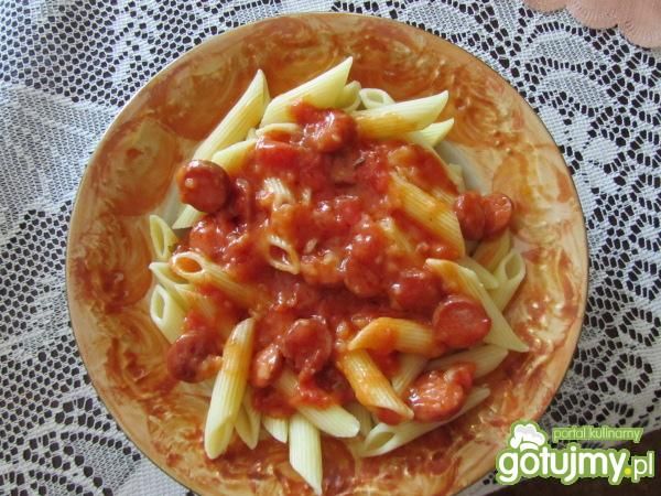 Makaron z sosem parówkowym