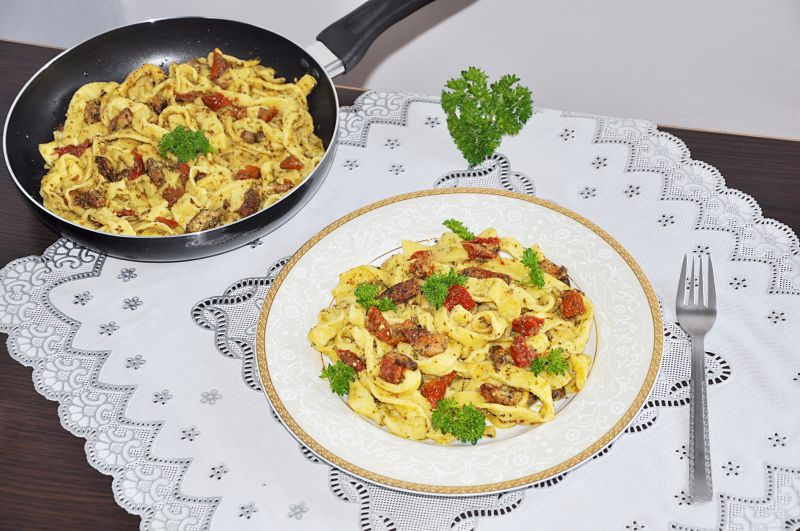 Makaron z sosem pesto i suszonymi pomidorami