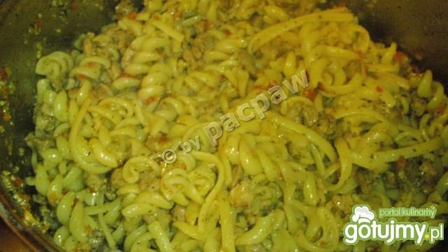 Makaron z sosem pesto i wieprzowiną Makaron z sosem pesto i wieprzowiną