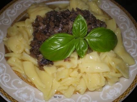 Makaron z sosem pieczarkowo-cebulowym