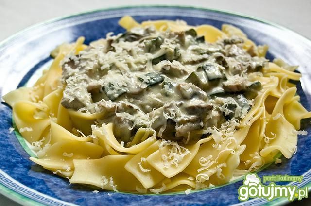 Makaron z sosem pieczarkowo-cukiniowym