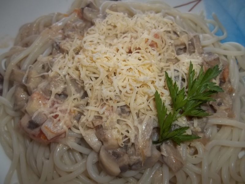 Makaron z sosem pieczarkowym 