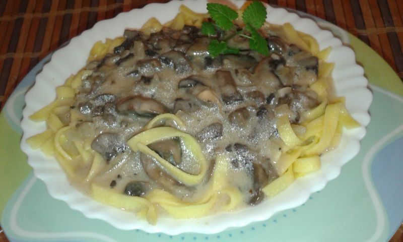 Makaron z sosem pieczarkowym