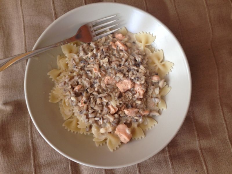 Makaron z sosem pieczarkowym i łososiem