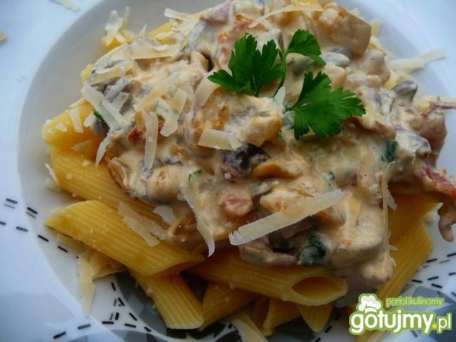 Makaron z sosem pieczarkowym z serrano