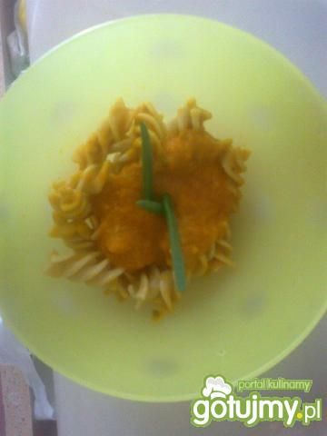 Makaron z sosem podmidorowym i papryką