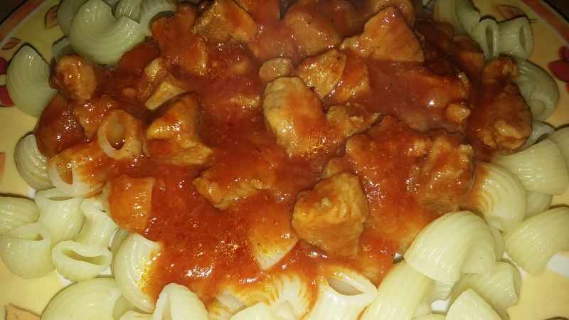 Makaron z sosem poidorowym z mięsem Makaron z sosem poidorowym z mięsem