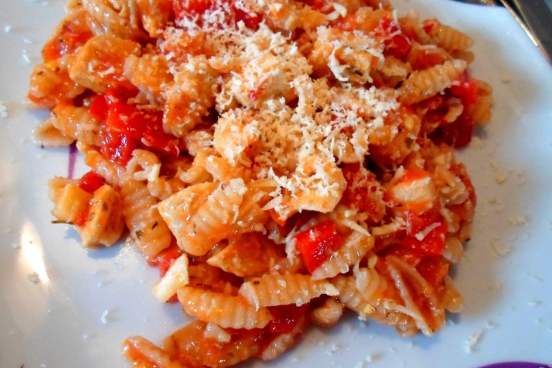 Makaron z sosem pomidorowo - paprykowym Makaron z sosem pomidorowo - paprykowym