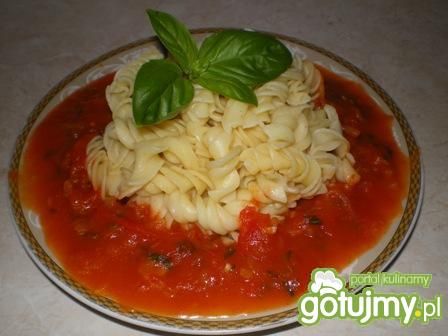 Makaron z sosem pomidorowo-ziołowym