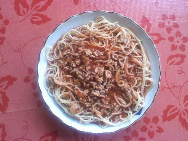 Makaron z sosem pomidorowym.