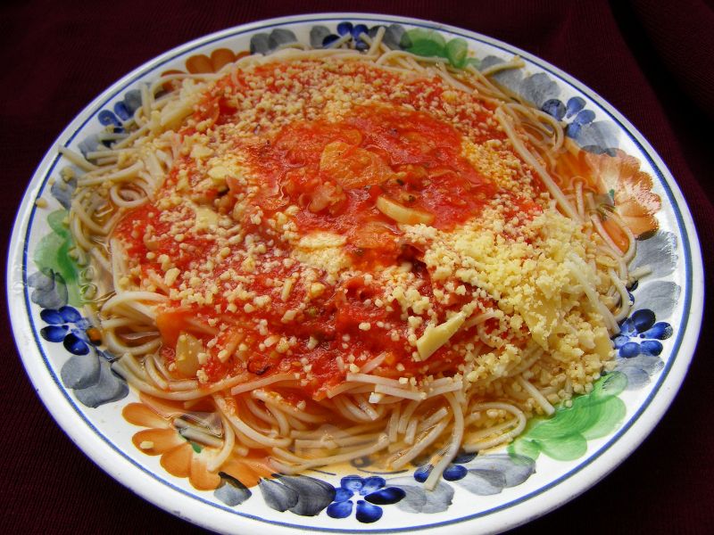 Makaron z sosem pomidorowym Makaron z sosem pomidorowym