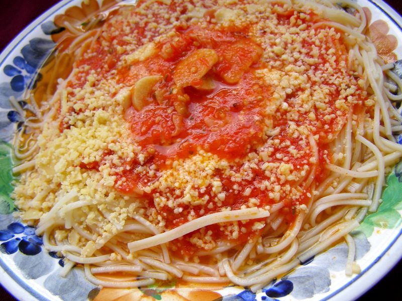 Makaron z sosem pomidorowym Makaron z sosem pomidorowym